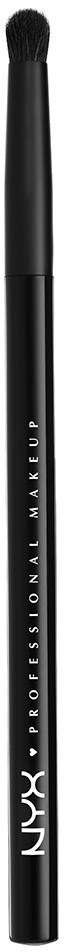 En svart makeupborste med rund topp och vit text som säger NYX Pro Series på handtaget.