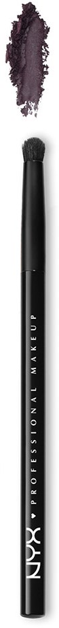 En svart makeupborste med lila ögonskugga ovanpå och NYX Professional Makeup-loggan på handtaget.