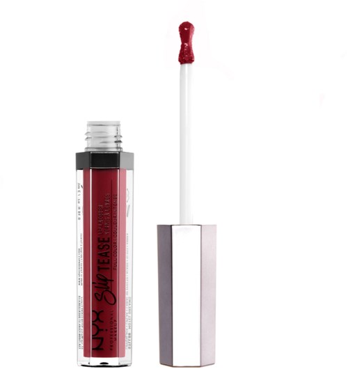 Ein Röhrchen mit roter Lippenstiftflüssigkeit und ein weißer Applikator neben einem metallischen, rechteckigen Deckel.
