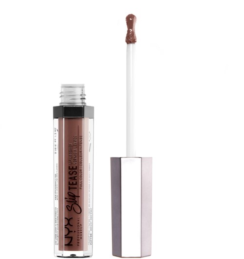 Lipgloss-Röhre mit Applikator, neben einem silberfarbenen Deckel, und der Applikator hat braunen Lipgloss.