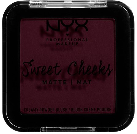 NYX-poski tummanpunaisessa pakkauksessa, jossa lukee 'Sweet Cheeks' ja 'Matte I Mat'.