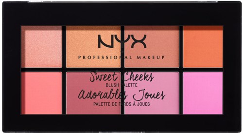 NYX sminkpalett med fersken-, rosa- og korallrouge og highlighter, merket som Sweet Cheeks og søte toner.