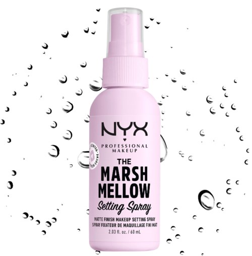 En rosa NYX-sprayflaska märkt 'The Marsh Mellow Setting Spray' med vattenstänk och bubblor runt den.