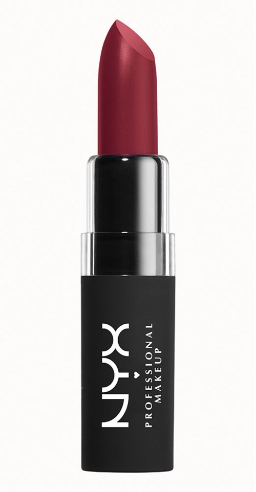 Et mørkerødt leppestift i et svart rør merket 'NYX PROFESSIONAL MAKEUP' med en sølvspenne.