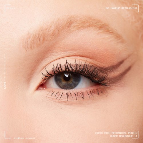 Nærbillede af et persons øje med makeup, lange øjenvipper og lys hud. Ingen makeup eller efterbehandling er brugt.