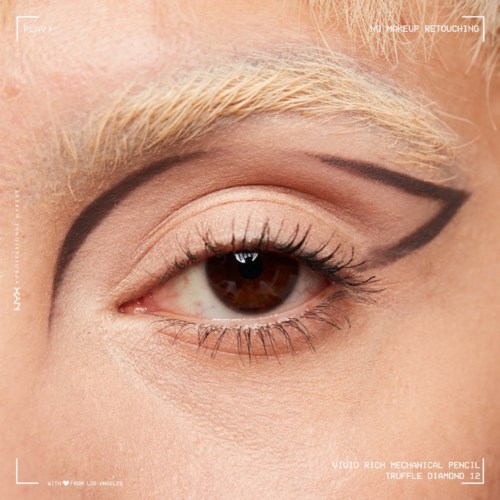 Nærbillede af en persons øje med tyk sort makeup og en skarp eyeliner.