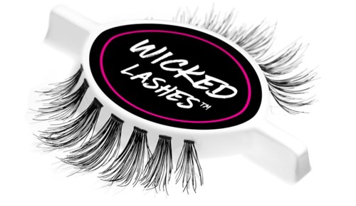 Falska ögonfransar med etiketten "Wicked Lashes." Rosa och svart design. Fransarna är långa och fjädriga.