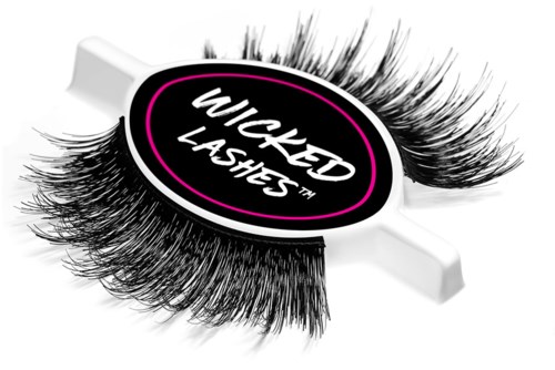 Ett par konstläppar med svart och rosa etikett, med texten 'Wicked Lashes'.