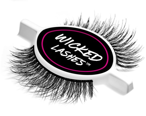 Ett litet vitt fodral med konstläppar inuti. Fodralet har en svart och rosa etikett som säger "Wicked Lashes".