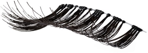 Ett band med ögonfransar med enskilda fransar fästa, formade i en kurva.