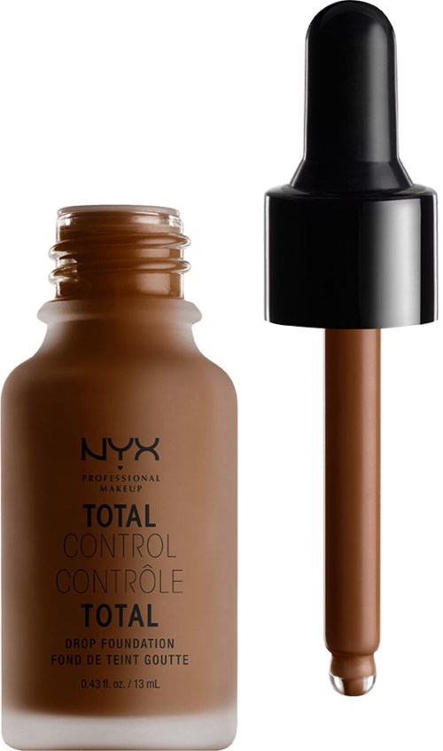 Eine Flasche NYX Total Control Drop Foundation mit Tropfverschluss, enthält braune Flüssigkeit.