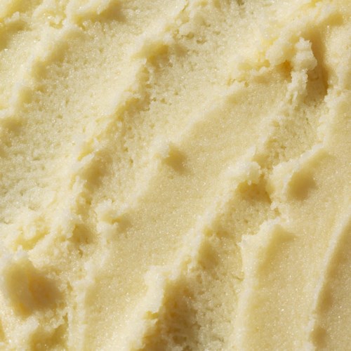 Close-up van vanille-ijs met romige textuur en strepen.