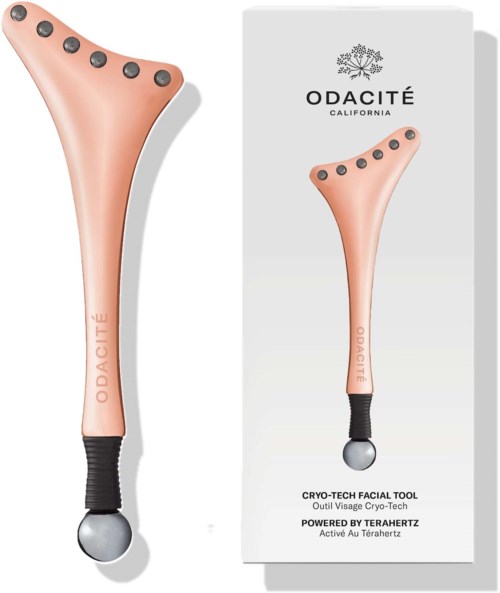 Ein roségoldfarbenes Gesichtsgerät mit fünf schwarzen runden Spitzen, genannt Cryo-Tech Facial Tool, neben seiner Verpackung.