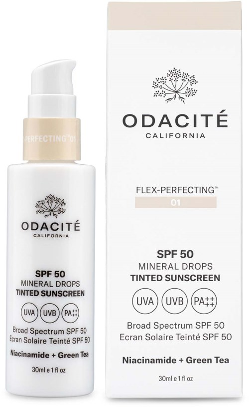 En hvit flaske med pump og en eske ved siden av. Begge viser en logo, navnet Odacité, SPF 50 og ingredienser.
