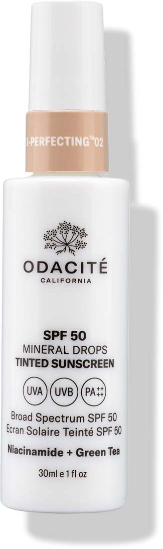 Hvit flaske med pumpe, merket Odacit California tonet solkrem, SPF 50, inneholder niacinamide og grønt te.