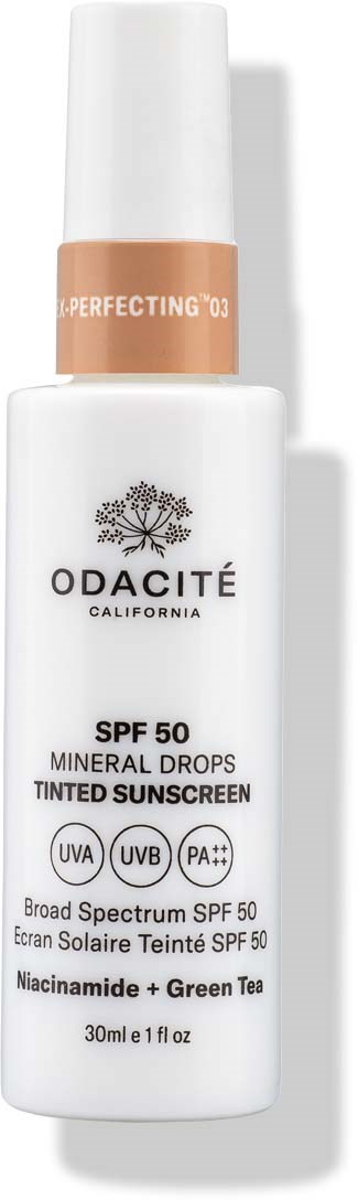 Hvit solkremflaske med brun hette, merket Odacité, SPF 50, inneholder mineralskudd, for hudbeskyttelse.