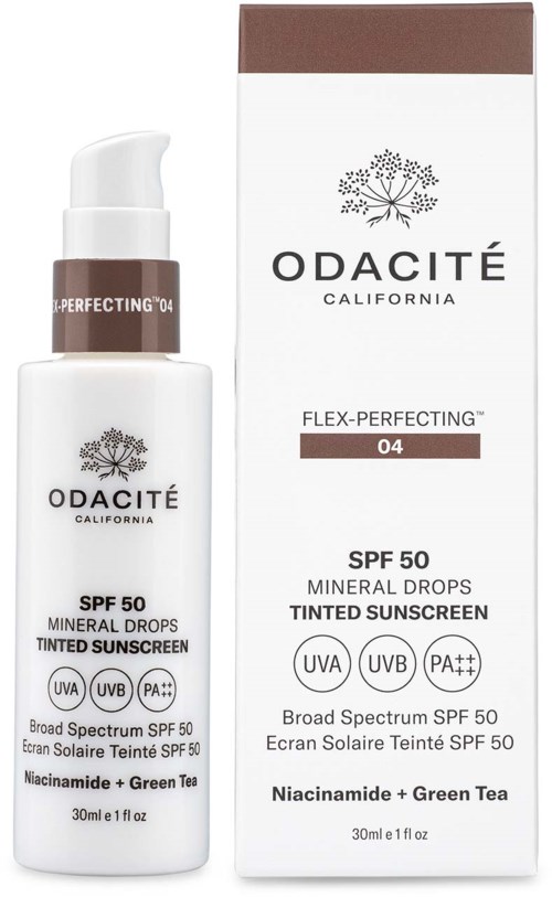 Solskyddsflaska med pump, förpackningen visar varumärket Odacit California, SPF 50, tonad, med naturliga ingredienser.