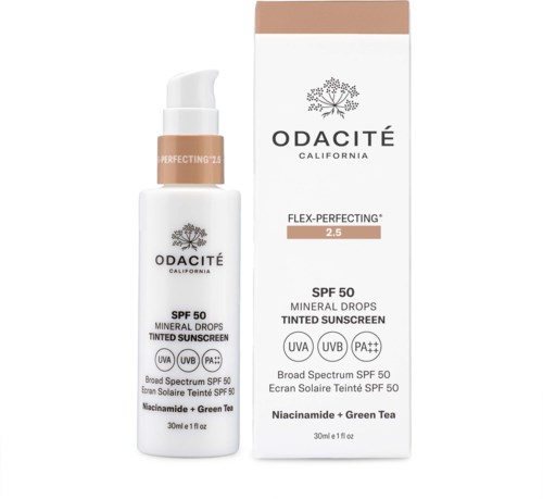 En solkremflaske og eske merket Odacité, SPF 50, med ingredienser niacinamide og grønn te.