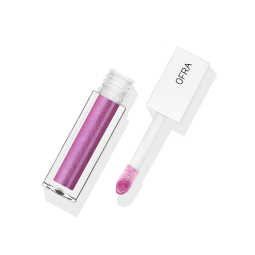 Roze lipgloss tube met applicator op zwarte achtergrond.