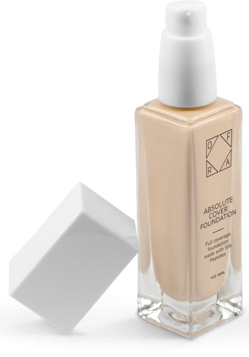 En flaska med flytande foundation med vit lock och en vit box i närheten.
