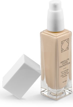 En flaska med beige flytande foundation med vit kork och en vit låda bredvid.