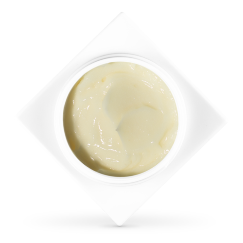 Eine kleine Schüssel mit weißem cremigem Joghurt auf einer weißen Serviette, schwarzer Hintergrund. Keine Toppings oder Zusätze.