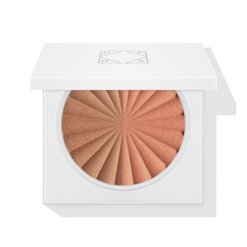 En rund makeup-rouge med ett fanliknande mönster, i ett vitt kompaktfodral med lock ovanpå.