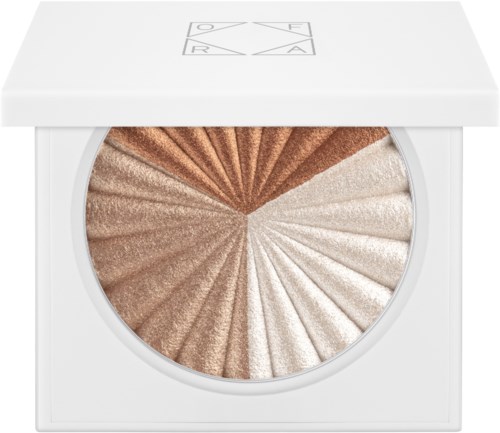 En makeup-kompakt med highlighterfärger i ljusbrunt och grädde, täckt av ett vitt lock med en logga.