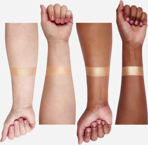 Fyra armar med olika hudtoner har beige makeup-prover på handlederna.
