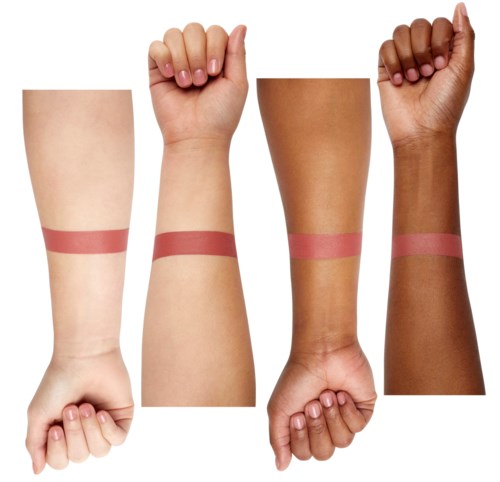 Vier armen met verschillende huidtinten, elk met een roze band en een gesloten vuist of ontspannen hand.