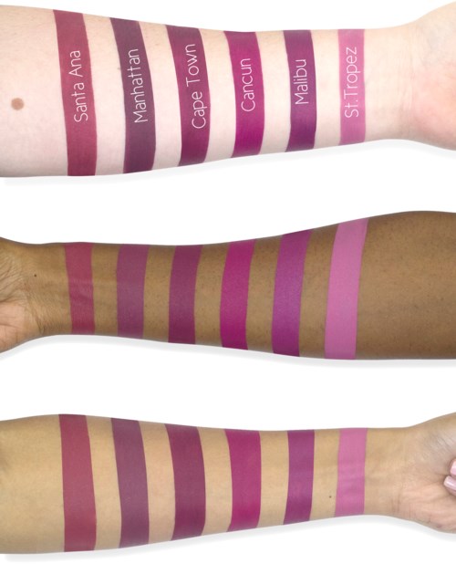 Armar med tatueringsnamn för olika städer och färgprover i lila och rosa toner.