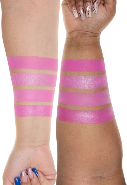 To armer med rosa og beige band eller maling i vannrette striper.