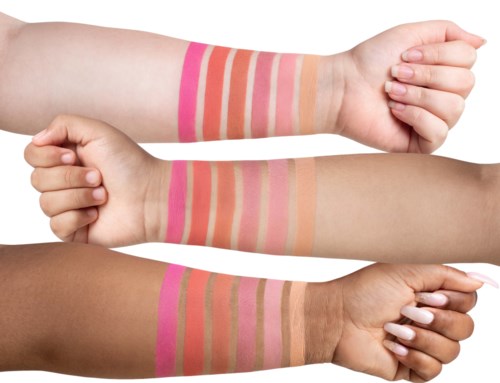 Drei Arme mit unterschiedlichen Hauttönen zeigen verschiedene bunte Make-up-Proben auf den Unterarmen.