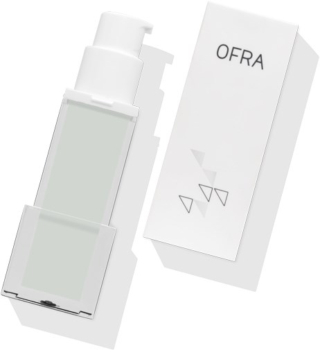 En vit hudvårdsflaska med pump och en separat vit box märkt "OFRA" samt tre triangel-symboler.