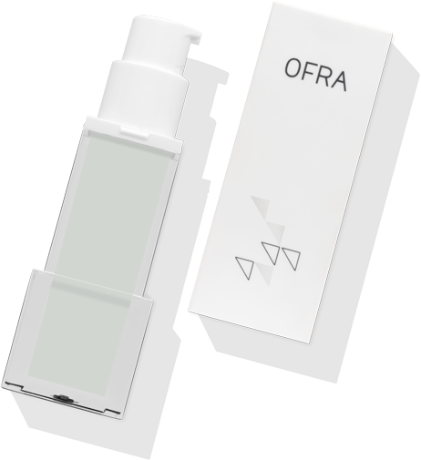 En vit pumpflaska och en vit box som är märkt 'OFRA' med små triangelformade mönster.