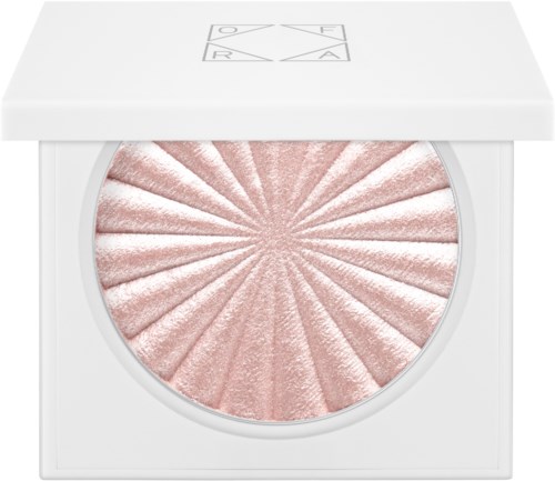 Ett rosa pressat puder med radiella linjer, i en vit kompakt med en logga på locket.