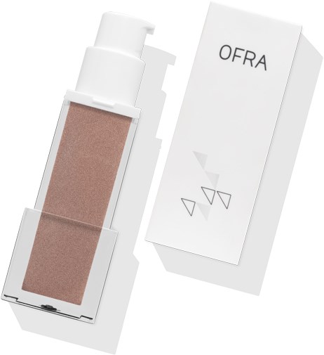 En makeupprodukt med beige nyans i en pumpflaska. Den finns i en vit förpackning med enkel design och varumärke.