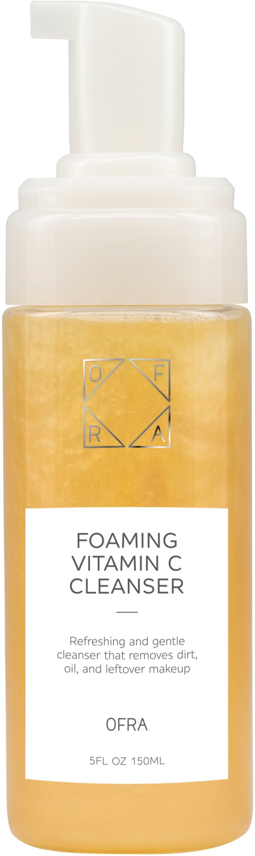 En klar pumpeflaske med gulaktig væske merket 'Foaming Vitamin C Cleanser' av OFRA, designet for rens av huden.