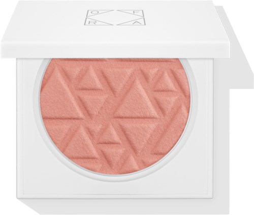 Lyserødt blush med et geometrisk trekantmønster i en hvid compact. Compacten har et logo på låget.