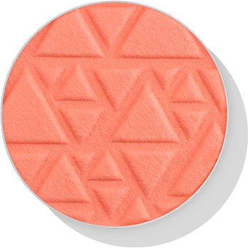 En rund coralfarvet makeup blush med præget trekantmønster på overfladen.