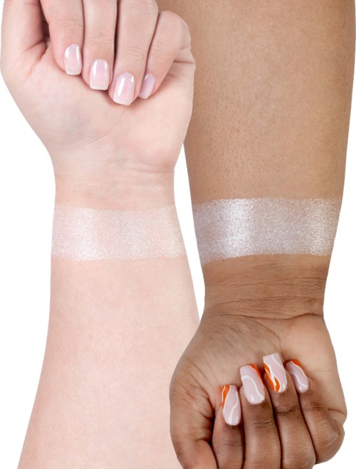 Zwei Arme mit metallischen und weißen temporären Tattoos nahe den Handgelenken. Eine Hand zeigt bemalte Nägel mit orange und weißen Designs.