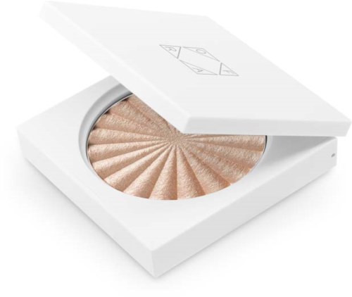 En kompakt makeup-highlighter med fanformad mönster i ett vitt fodral med lucka.