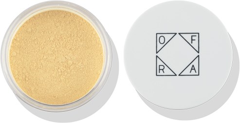 Ett lock av en geometrisk symbol och bokstäver i en kvadrat och en burk med gultt pulver.