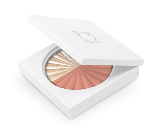 En vit makeup-compacta med spegel inuti, innehållande rosa blush och gyllene highlighter.