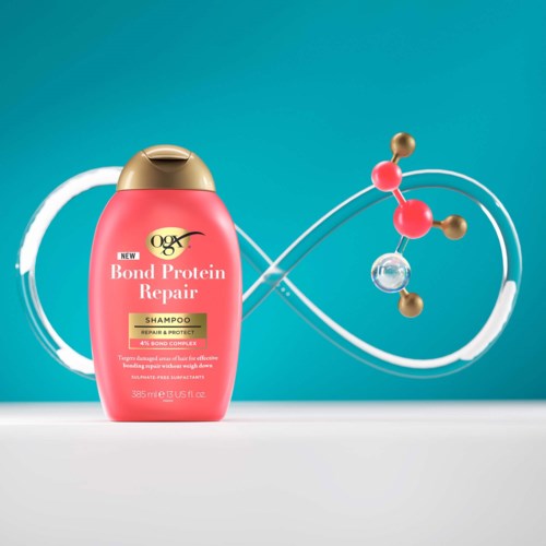 Pinkki shampoo-pullo, jossa lukee "Bond Protein Repair", taustalla molekyyli ja yliluova valkoinen viiva.