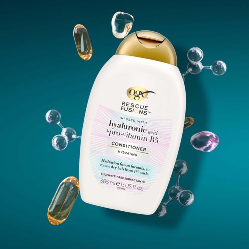 Eine weiße Shampooflasche mit goldener Kappe, umgeben von Kapseln und Molekülstrukturen, vor einem tealfarbenen Hintergrund.