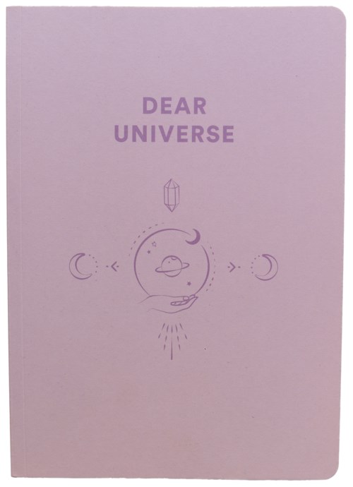 Pastelowo-fioletowa notatnik z tytułem "Dear Universe" i prostymi ilustracjami o tematyce kosmicznej.