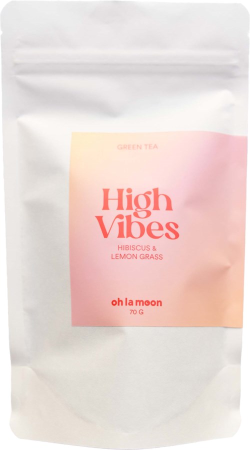 Ein weißer Beutel mit rosa und pfirsichfarbigem Etikett, sagt 'High Vibes' und 'oh la moon,' enthält grünen Tee mit Hibiskus und Zitronengras.
