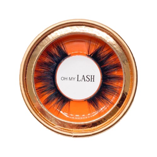 En rund beholder med falske øjenvipper indeni og teksten "OH MY LASH" i midten.