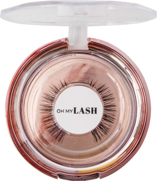 Juustomuotoinen kotelo, jossa on tekokorvat, merkintä "OH MY LASH". Läpinäkyvä kansi päällä.